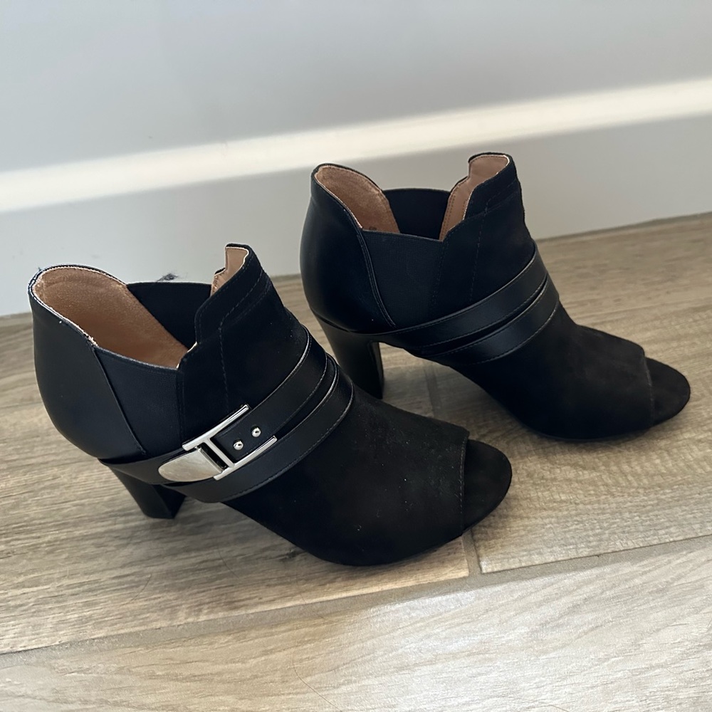 Abella size 7 open toe boot heels in black.